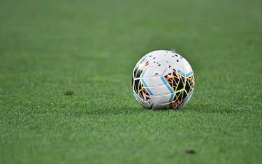 TURIN, ITALY - AUGUST 01: The game ball sits on the field during the Serie A match between Juventus and AS Roma at Allianz Stadium on August 1, 2020 in Turin, Italy. (Photo by Stefano Guidi/Getty Images)