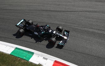 epa08648251 British Formula One driver Lewis Hamilton of Mercedes-AMG Petronas in action during the third practice session of the Formula One Grand Prix of Italy at the Monza race track, Monza, Italy 05 September 2020. The 2020 Formula One Grand Prix of Italy will take place on 06 September 2020.  EPA/MARK THOMPSON / POOL