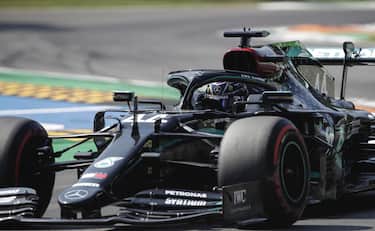 epa08648453 British Formula One driver Lewis Hamilton of Mercedes-AMG Petronas in action during the third practice session of the Formula One Grand Prix of Italy at the Monza race track, Monza, Italy 05 September 2020. The 2020 Formula One Grand Prix of Italy will take place on 06 September 2020.  EPA/Luca Bruno / Pool