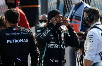 MONZA, ITALY - SEPTEMBER 06: Lewis Hamilton of Great Britain and Mercedes GP prepares to drive after the red flag period during the F1 Grand Prix of Italy at Autodromo di Monza on September 06, 2020 in Monza, Italy. (Photo by Rudy Carezzevoli/Getty Images)