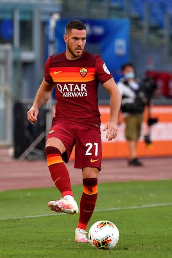 ROME, ITALY - JULY 26: Jordan Veretout of AS Roma in action during the Serie A match between AS Roma and ACF Fiorentina at Stadio Olimpico on July 26, 2020 in Rome, Italy. (Photo by MB Media/Getty Images)