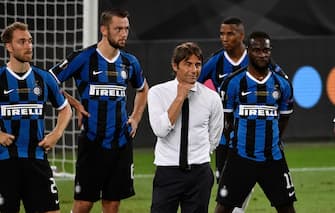 COLOGNE, GERMANY - AUGUST 21: (L-R) i21, Stefan de Vrij of Internazionale, coach Antonio Conte of Internazionale, Victor Moses of Internazionale  during the UEFA Europa League   match between Internazionale v Sevilla at the Stadion KÃ¶ln on August 21, 2020 in Cologne Germany (Photo by Mattia Ozbot/Soccrates/Getty Images)