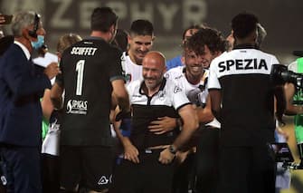 LA SPEZIA, ITALY - AUGUST 20: Vincenzo Italiano manager of ASC Spezia celebrate promotion to Serie A during the Serie B Playoff Final second leg match between Spezia Calcio and Frosinone Calcioon August 20, 2020 in La Spezia, Italy.  (Photo by Gabriele Maltinti/Getty Images for Lega Serie B)