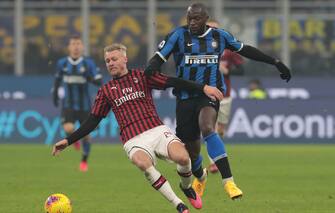 MILAN, ITALY - FEBRUARY 09:  Romelu Lukaku of FC Internazionale is challenged by Simon Kjaer of AC Milan during the Serie A match between FC Internazionale and AC Milan at Stadio Giuseppe Meazza on February 9, 2020 in Milan, Italy.  (Photo by Emilio Andreoli/Getty Images)