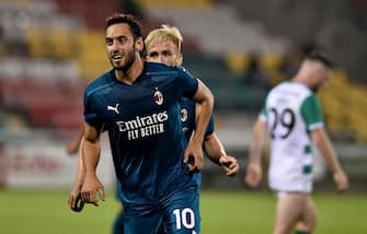 1273185648 TALLAGHT, IRELAND - SEPTEMBER 17: Hakan Calhanoglu of AC Milan celebrates after scoring his sides second goal during the UEFA Europa League second qualifying round match between Shamrock Rovers and AC Milan at Tallaght Stadium on September 17, 2020 in Tallaght, Ireland. (Photo by Charles McQuillan/Getty Images)