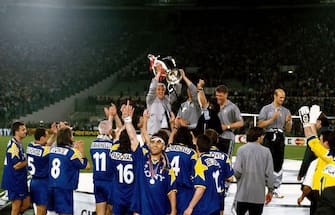 Marcello Lippi head coach of Juventus celebrates the victory with the trophy after the UEFA Champions League 1995-1996 match between Ajax and Juventus at Stadio Olimpico on 22 May 1996 in Rome, Italy. (Photo by Alessandro Sabattini/Getty Images)