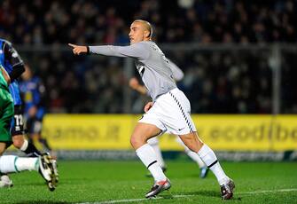 BERGAMO, ITALY - NOVEMBER 07:  Fabio Cannavaro of Juventus FC  in action during the Serie A match between Atalanta BC  and Juventus FC at Stadio Atleti Azzurri d'Italia on November 7, 2009 in Bergamo, Italy.  (Photo by Claudio Villa/Getty Images)