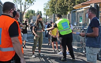 Il pubblico all'ingresso dello stadio per la partita amichevole Parma Calcio vs Empoli FC allo stadio Ennio Tardini di Parma primo stadio a riaprire ai tifosi dopo il lockdown. Parma, 6 Settembre 2020. ANSA / ELISABETTA BARACCHI


