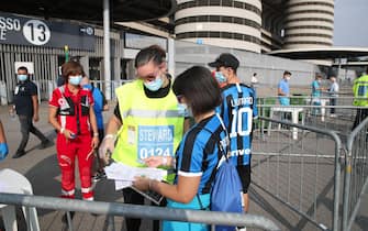 Controlli per I primi spettatori ammessi ad accedere allo Stadio dopo il lock-down prima dell'amichevole Inter vs Pisa, allo Stadio Meazza di Milano il 19 Settembre 2020. ANSA/ROBERTO BREGANI