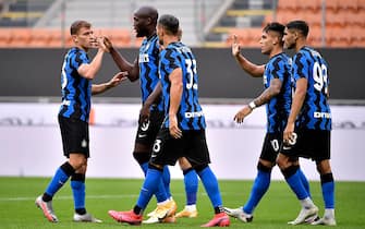 1228608547 MILAN, ITALY - SEPTEMBER 19: Achraf Hakimi of FC Internazinale, Lautaro Martinez of FC Internazionale, Romelu Lukaku of FC Internazionale, Danilo D'Ambrosio of FC Internazionale, Nicolò Barella of FC Internazionale, during the match between Internazionale v Pisa at the Stadio Giuseppe Meazza on September 19, 2020 in Milan Italy (Photo by Mattia Ozbot/Soccrates/Getty Images)