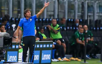 1275030472 MILAN, ITALY - SEPTEMBER 19: trainer coach Antonio Conte of Internazionale during the friendly match between FC Internazionale and SC Pisa at Stadio Giuseppe Meazza on september 19, 2020 in Milan, Italy. (Photo by Ciro Santangelo/BSR Agency/Getty Images)"n