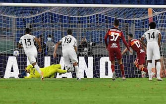 Roma's French midfielder Jordan Veretout (2ndR) scores a penalty past Juventus' Polish goalkeeper Wojciech Szczesny (Bottom L) to open the scoring during the Italian Serie A football match Roma vs Juventus on September 27, 2020 at the Olympic stadium in Rome. (Photo by Tiziana FABI / AFP) (Photo by TIZIANA FABI/AFP via Getty Images)