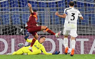 Roma's French midfielder Jordan Veretout (L) shootd and score the 2-1 goal past Juventus' Polish goalkeeper Wojciech Szczesny (Bottom) during the Italian Serie A football match Roma vs Juventus on September 27, 2020 at the Olympic stadium in Rome. (Photo by Tiziana FABI / AFP) (Photo by TIZIANA FABI/AFP via Getty Images)