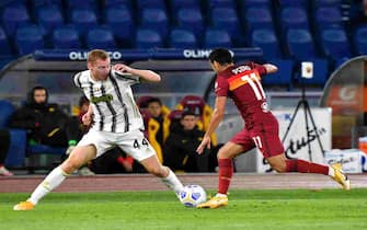 ROME, ITALY - SEPTEMBER 27: Dejan Kulusevski of Juventus Competes for the ball with Pedro of AS Roma ,during the Serie A match between AS Roma and Juventus at Stadio Olimpico on September 27, 2020 in Rome, Italy. (Photo by MB Media/Getty Images)
