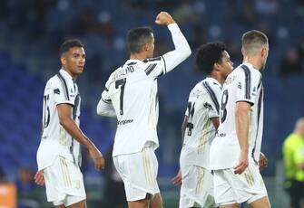 ROM, ITALY - SEPTEMBER 27: (BILD ZEITUNG OUT) Cristiano Ronaldo of Juventus celebrates after scoring his team's first goal with team mates during the Serie A match between AS Roma and Juventus at Olimpico on September 27, 2020 in Rom, Italy. (Photo by Matteo Ciambelli/DeFodi Images via Getty Images)