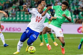1228481185 SAINT-ETIENNE, FRANCE - SEPTEMBER 12: Idriss Saadi of Racing Strasbourg (L) battles for the ball with Wesley Fofana of Saint-Ã tienne (R) during the Ligue 1 match between Saint Etienne v Strasbourg at Stade Geoffroy-Guichard on September 12, 2020 in Saint-Etienne, France. (Photo by Marcio Machado/Getty Images)