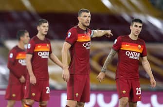 1228770235 ROM, ITALY - SEPTEMBER 27: (BILD ZEITUNG OUT) Edin Dzeko of AS Roma gestures during the Serie A match between AS Roma and Juventus at Olimpico on September 27, 2020 in Rom, Italy. (Photo by Matteo Ciambelli/DeFodi Images via Getty Images)
