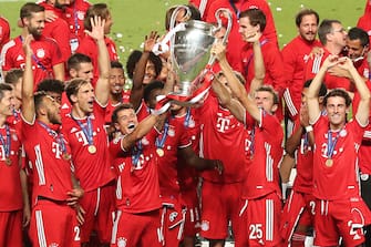 Bayern Munich players celebrate with the trophy after the UEFA Champions League final football match between Paris Saint-Germain and Bayern Munich at the Luz stadium in Lisbon on August 23, 2020. (Photo by Miguel A. Lopes / POOL / AFP) (Photo by MIGUEL A. LOPES/POOL/AFP via Getty Images)