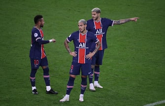 REIMS, FRANCE-SEPTEMBER 27: Neymar Jr of Paris Saint-Germain (PSG) react with Leandro Paredes and Mauro Icardi (R) during the Ligue 1 match between Stade Reims and Paris Saint-Germain (PSG) at Stade Auguste Delaune on September 27, 2020 in Reims, France. (Photo by Xavier Laine/Getty Images)