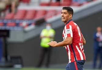 MADRID, SPAIN - SEPTEMBER 27: (BILD ZEITUNG OUT) Luis Suarez of Atletico de Madrid gestures during the La Liga Santander match between Atletico de Madrid and Granada CF at Estadio Wanda Metropolitano on September 27, 2020 in Madrid, Spain. Football Stadiums around Europe remain empty due to the Coronavirus Pandemic as Government social distancing laws prohibit fans inside venues resulting in fixtures being played behind closed doors. (Photo by Berengui/DeFodi Images via Getty Images)