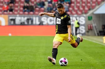 AUGSBURG, GERMANY - SEPTEMBER 26: (BILD ZEITUNG OUT) Raphael Guerreiro of Borussia Dortmund controls the ball during the 1. Bundesliga match between FC Augsburg and Borussia Dortmund at WWK Arena on September 26, 2020 in Augsburg, Germany. (Photo by Peter Fastl/DeFodi Images via Getty Images)