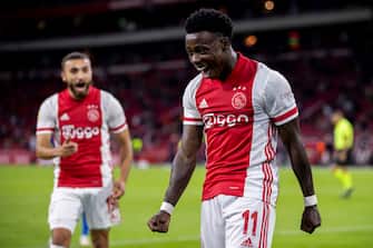 AMSTERDAM, NETHERLANDS - SEPTEMBER 26: (BILD ZEITUNG OUT) Quincy Promes of Ajax celebrates after scoring his team's first goal during the Dutch Eredivisie match between Ajax and Vitesse at Johan Cruijff Arena on September 26, 2020 in Amsterdam, Netherlands. (Photo by NESImages/DeFodi Images via Getty Images)