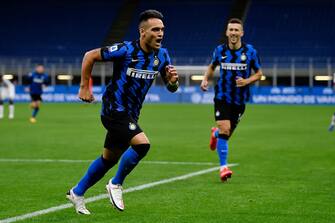 MILAN, ITALY - SEPTEMBER 26: Lautaro Martinez of FC Internazionale celebrates after scoring the goal  during the Italian Serie A   match between Internazionale v Fiorentina at the San Siro on September 26, 2020 in Milan Italy (Photo by Mattia Ozbot/Soccrates/Getty Images)