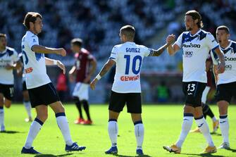 TURIN, ITALY - SEPTEMBER 26: Papu Gomez of Atalanta BC celebrates goal with teammates Marten de Roon of Atalanta BC (L) and Hans Hateboer of Atalanta BC (R) during the Serie A match between Torino FC and Atalanta BC at Stadio Olimpico di Torino on September 26, 2020 in Turin, Italy. (Photo by Chris Ricco/Getty Images)