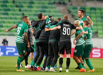 BUDAPEST, HUNGARY - SEPTEMBER 29: Teammates of Ferencvarosi TC celebrate the qualifying for group stage during the UEFA Champions League Play-Offs Second Leg match between Ferencvarosi TC and Molde FK at Ferencvaros Stadium on September 29, 2020 in Budapest, Hungary. (Photo by Laszlo Szirtesi/Getty Images)