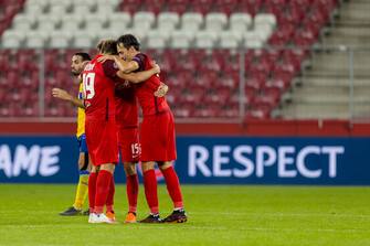 SALZBURG, AUSTRIA - SEPTEMBER 30: (BILD ZEITUNG OUT) The players of Salzburg celebrate after winning the UEFA Champions League Play-Off second leg match between RB Salzburg and Maccabi Tel-Aviv at Red Bull Arena on September 30, 2020 in Salzburg, Austria. Football Stadiums around Europe remain empty due to the Coronavirus Pandemic as Government social distancing laws prohibit fans inside venues resulting in fixtures being played behind closed doors. (Photo by Roland Krivec/DeFodi Images via Getty Images)