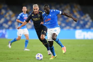 NAPLES, ITALY - SEPTEMBER 27: Kalidou Koulibaly of SSC Napoli vies with Valon Behrami of Genoa CFC during the Serie A match between SSC Napoli and Genoa CFC at Stadio San Paolo on September 27, 2020 in Naples, Italy. (Photo by Francesco Pecoraro/Getty Images)