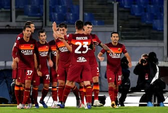 ROME, ITALY - SEPTEMBER 27: Jordan Veretout of AS Roma celebrates with his team mates after scoring his 2nd goal ,during the Serie A match between AS Roma and Juventus at Stadio Olimpico on September 27, 2020 in Rome, Italy. (Photo by MB Media/Getty Images)
