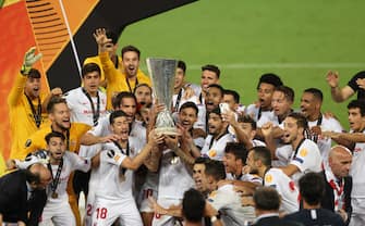 COLOGNE, GERMANY - AUGUST 21: Lucas Ocampos of Sevilla and his teammates lift the UEFA Europa League Trophy following their team's victory in the UEFA Europa League Final between Seville and FC Internazionale at RheinEnergieStadion on August 21, 2020 in Cologne, Germany. (Photo by Lars Baron/Getty Images)