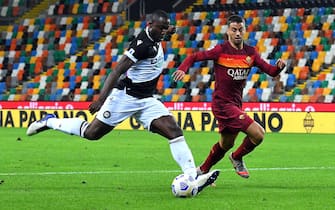UDINE, ITALY - OCTOBER 03: Stefano Okaka of Udinese Calcio competes for the ball with Leonardo Spinazzola of AS Roma during the Serie A match between Udinese Calcio and AS Roma at Dacia Arena on October 03, 2020 in Udine, Italy. (Photo by Alessandro Sabattini/Getty Images)