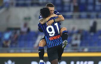 ROME, ITALY - SEPTEMBER 30: (BILD ZEITUNG OUT) Alejandro Gomez of Atalanta BC and Duvan Zapata of Atalanta BC celebrates after scoring his team's fourth goal with teammates during the Serie A match between SS Lazio and Atalanta BC at Stadio Olimpico on September 30, 2020 in Rome, Italy. (Photo by Matteo Ciambelli/DeFodi Images via Getty Images)