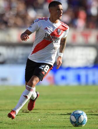 BUENOS AIRES, ARGENTINA - FEBRUARY 02: Lucas Martinez Quarta of River Plate drives the ball during a match between River Plate and Central Cordoba de Santiago del Estero as part of Superliga 2019/20 at Estadio Monumental Antonio Vespucio Liberti on February 02, 2020 in Buenos Aires, Argentina. (Photo by Marcelo Endelli/Getty Images)