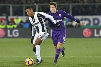 Juventus' Brazilian defender Alex Sandro(L) fights for the ball with Fiorentina's Italian forward Federico Chiesa during the Italian Serie A football match between Fiorentina and Juventus at Artemio Franchi Stadium in Florence on January 15, 2017. / AFP / ANDREAS SOLARO        (Photo credit should read ANDREAS SOLARO/AFP via Getty Images)
