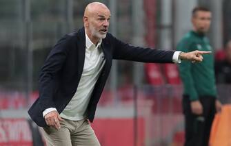 MILAN, ITALY - SEPTEMBER 24:  AC Milan coach Stefano Pioli issues instructions to his players during the UEFA Europa League third qualifying round match between AC Milan and Bodo Glimt at Stadio Giuseppe Meazza on September 24, 2020 in Milan, Italy.  (Photo by Emilio Andreoli/Getty Images)