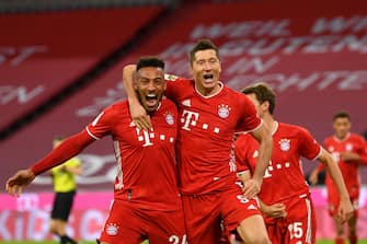 1278474914 MUNICH, GERMANY - OCTOBER 04: Robert Lewandowski of Bayern Munich celebrates with Corentin Tolisso after scoring his team's fourth goal from the penalty spot during the Bundesliga match between FC Bayern Muenchen and Hertha BSC at Allianz Arena on October 04, 2020 in Munich, Germany. (Photo by Sebastian Widmann/Getty Images)