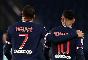 Paris Saint-Germain's French forward Kylian MBappe (L) Paris Saint-Germain's Brazilian forward Neymar reacts during the French L1 football match between Paris Saint-Germain (PSG) and Angers (SCO) at the Parc des Princes stadium in Paris on October 2, 2020. (Photo by FRANCK FIFE / AFP) (Photo by FRANCK FIFE/AFP via Getty Images)