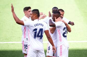 1278437115 VILLAREAL, SPAIN - OCTOBER 04: Vinicius Junior of Real Madrid CF celebrates with teammates scoring the opening goal during the La Liga Santander match between Levante UD and Real Madrid at Estadio de la Ceramica on October 04, 2020 in Villareal, Spain. Football Stadiums around Europe remain empty due to the Coronavirus Pandemic as Government social distancing laws prohibit fans inside venues resulting in fixtures being played behind closed doors. (Photo by Alex Caparros/Getty Images)