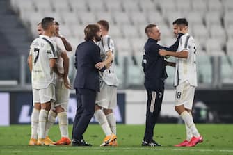 1275853986 TURIN, ITALY - SEPTEMBER 20: Juventus Technical collaborator Roberto Baronio embraces Gianluca Frabotta as Head coach Andrea Pirlo compliments his players following the final whistle of the Serie A match between Juventus and UC Sampdoria at Allianz Stadium on September 20, 2020 in Turin, Italy. (Photo by Jonathan Moscrop/Getty Images)