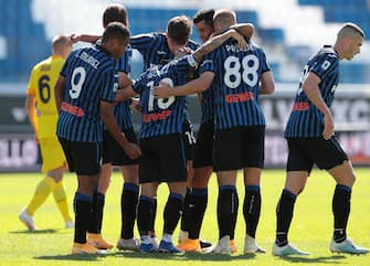 1228889455 BERGAMO, ITALY - OCTOBER 04: Alejandro Gomez of Atalanta BC celebrates his goal with his team-mates during the Serie A match between Atalanta BC and Cagliari Calcio at Gewiss Stadium on October 4, 2020 in Bergamo, Italy. (Photo by Emilio Andreoli/Getty Images)