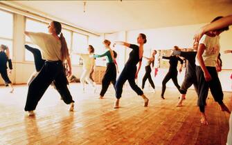 PALESTRA SCUOLA, LEZIONE DI DANZA ESERCIZI (/Fotogramma, MILANO - 0000-00-00) p.s. la foto e' utilizzabile nel rispetto del contesto in cui e' stata scattata, e senza intento diffamatorio del decoro delle persone rappresentate