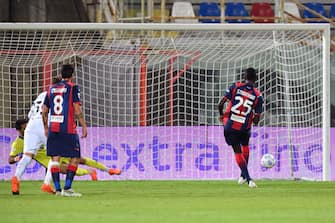 Crotone's Simy(R)&nbsp; scores on penalty the 1-0 goal&nbsp; during the italian Serie A soccer match between FC Crotone and Juventus FC at Ezio Scida stadium in Crotone, Italy, 17 October 2020. ANSA / CARMELO IMBESI