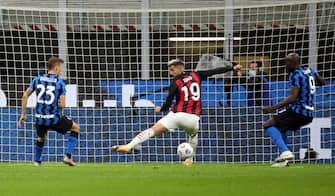 Inter Milan's Romelu Lukaku (R) scores the 1-2 goal during the Italian Serie A soccer match between Fc Inter and Ac Milan at Giuseppe Meazza stadium in Milan 17 October 2020.
ANSA / MATTEO BAZZI