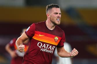 Jordan Veretout of Roma celebrates after scoring 1-0 goal during the italian Serie A soccer match between AS Roma and FC Juventus at Olimpico Stadium in Rome, Italy, 26 Semptember 2020. ANSA/FEDERICO PROIETTI