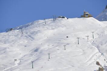 Sestriere sotto 30 centimetri di neve, obbligo gomme invernali