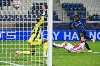 Atalanta's Colombian forward Duvan Zapata (R) shoots and scores a goal during the UEFA Champions League group D football match, between Atalanta and Ajax at the Atleti Azzurri d'Italia stadium in Bergamo, northern Italy, on October 27, 2020. (Photo by MIGUEL MEDINA / AFP) (Photo by MIGUEL MEDINA/AFP via Getty Images)