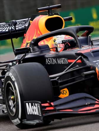 epa08790760 Dutch Formula One driver Max Verstappen of Aston Martin Red Bull Racing in action during the Formula One Grand Prix Emilia Romagna at Imola race track, Italy, 01 November 2020.  EPA/Miguel Medina / Pool
